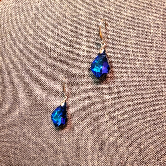 Stunning 925 silver plated fish hook earrings with large royal blue crystal - Picture 3 of 3